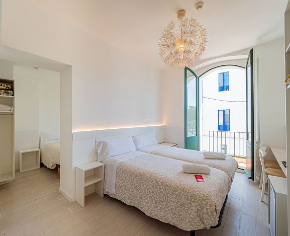 Chambre Familiale avec terrasse et vue latérale sur la mer