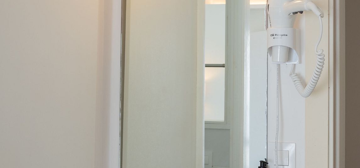Chambre Familiale Supérieure avec vue latérale sur la mer