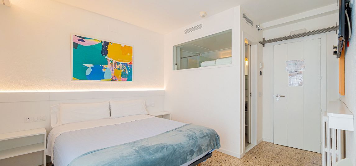 Double Room with Balcony and Side sea view