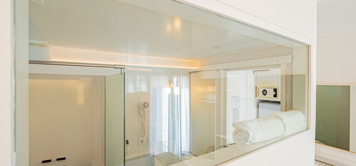 Double Room with Balcony and Side sea view