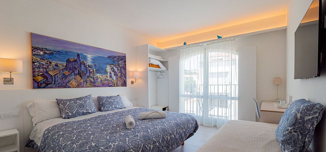 Chambre Familiale Supérieure avec vue latérale sur la mer