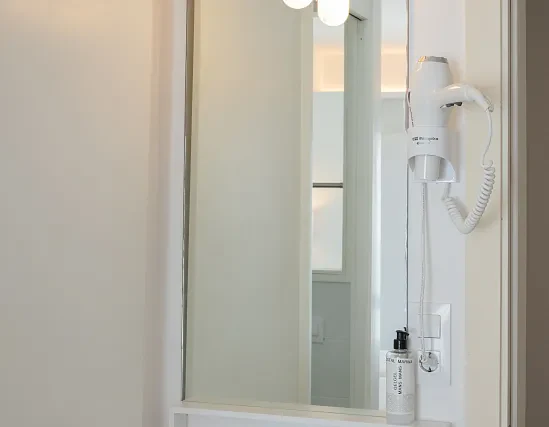 Chambre Familiale Supérieure avec vue latérale sur la mer