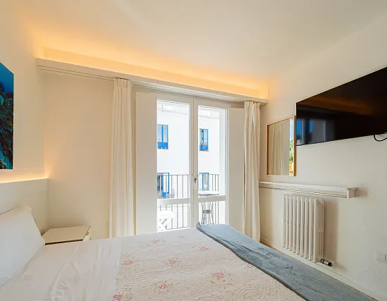 Double Room with Balcony and Side sea view