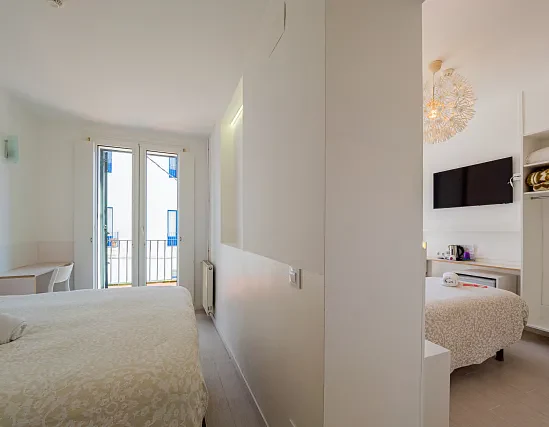 Chambre Familiale avec terrasse et vue latérale sur la mer