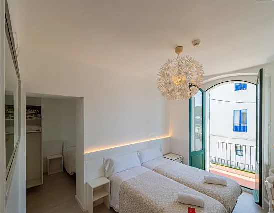 Chambre Familiale avec terrasse et vue latérale sur la mer