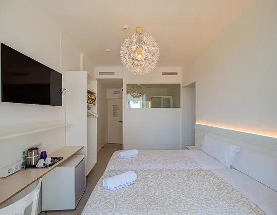 Chambre Familiale avec terrasse et vue latérale sur la mer