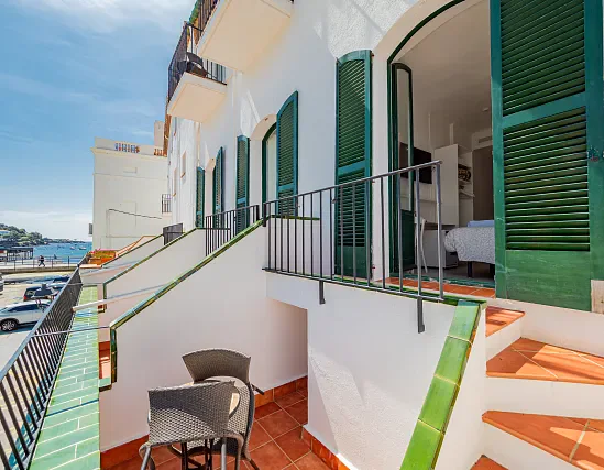 Chambre Familiale avec terrasse et vue latérale sur la mer