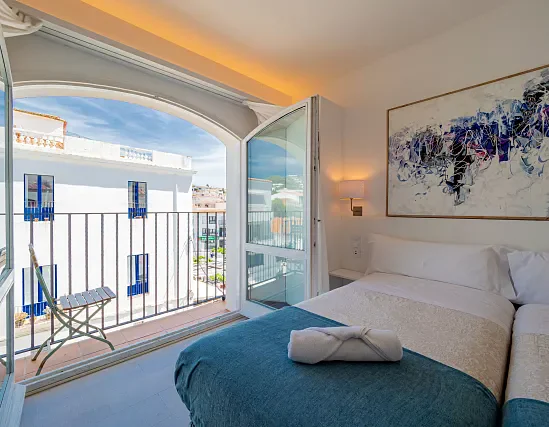 Superior Family Room with lateral sea views