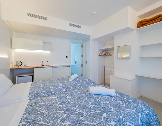 Superior Family Room with lateral sea views