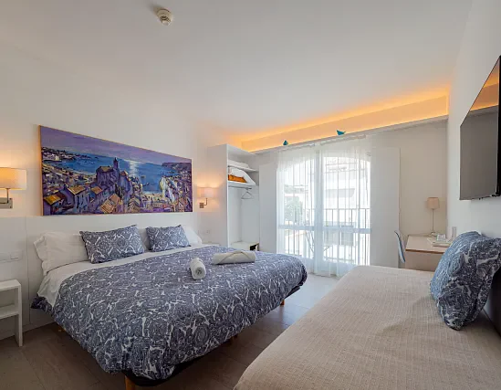 Superior Family Room with lateral sea views