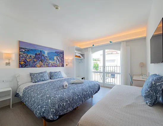 Superior Family Room with lateral sea views