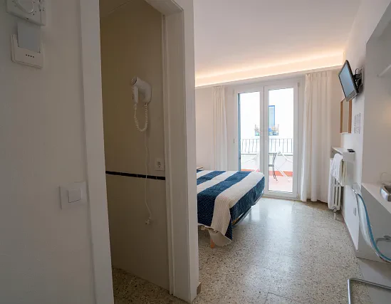 Habitació Doble amb terrassa i vista lateral al mar