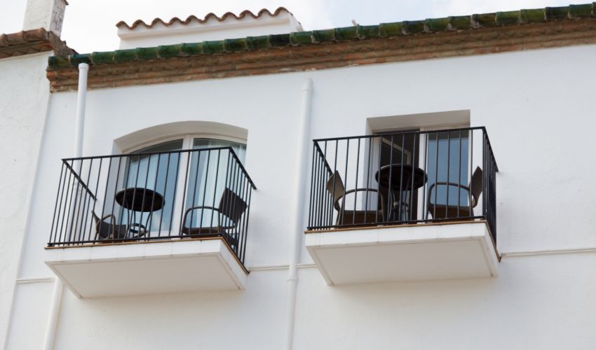 Chambre Double Supérieure avec balcon et vue laterale sur la mer